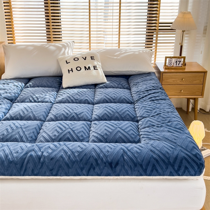 91家纺网 家纺一手货源 找家纺 （总）蓝冰家纺 2025新款雕花牛奶绒羊羔绒床垫