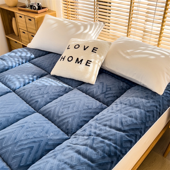 91家纺网 家纺一手货源 找家纺 （总）蓝冰家纺 2025新款雕花牛奶绒羊羔绒床垫