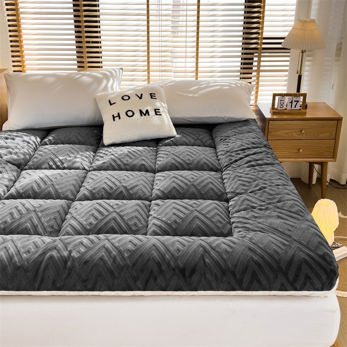 91家纺网 家纺一手货源 找家纺 蓝冰家纺 2025新款雕花牛奶绒羊羔绒床垫 绅士灰