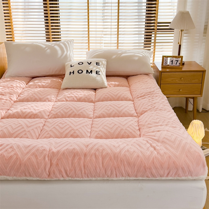 91家纺网 家纺一手货源 找家纺 蓝冰家纺 2025新款雕花牛奶绒羊羔绒床垫 粉桃桃