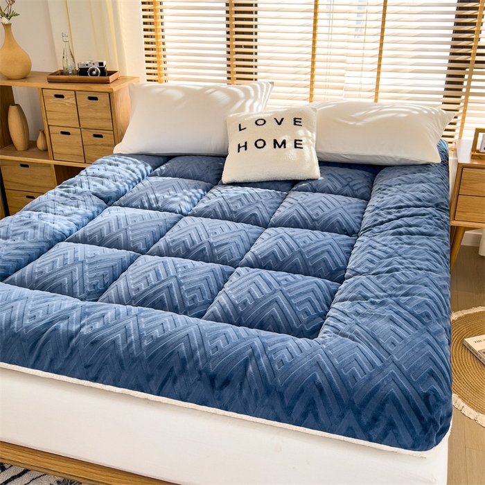 91家纺网 家纺一手货源 找家纺 蓝冰家纺 2025新款雕花牛奶绒羊羔绒床垫 宾利兰