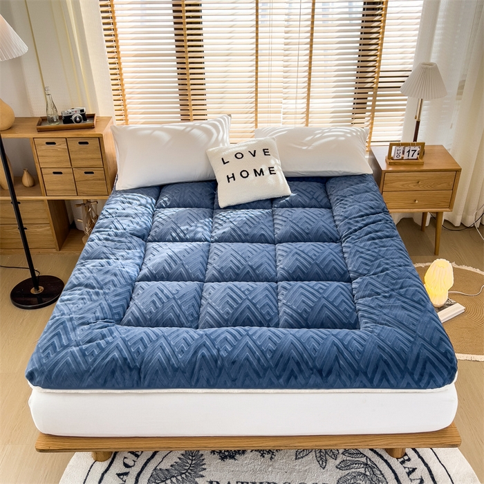 91家纺网 家纺一手货源 找家纺 蓝冰家纺 2025新款雕花牛奶绒羊羔绒床垫 宾利兰