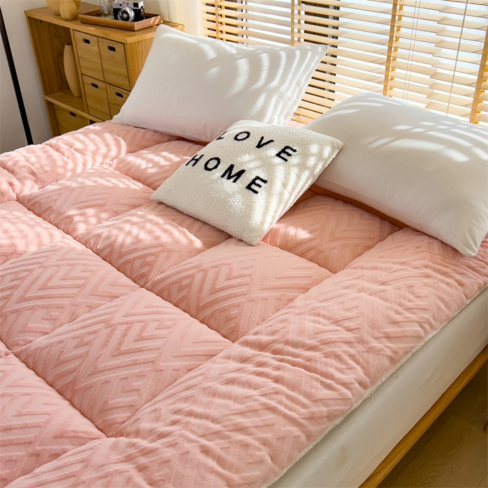 91家纺网 家纺一手货源 找家纺 蓝冰家纺 2025新款雕花牛奶绒羊羔绒床垫 粉桃桃