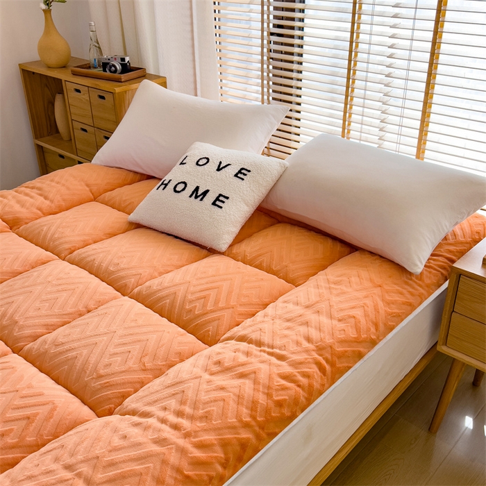 91家纺网 家纺一手货源 找家纺 蓝冰家纺 2025新款雕花牛奶绒羊羔绒床垫 落日橙