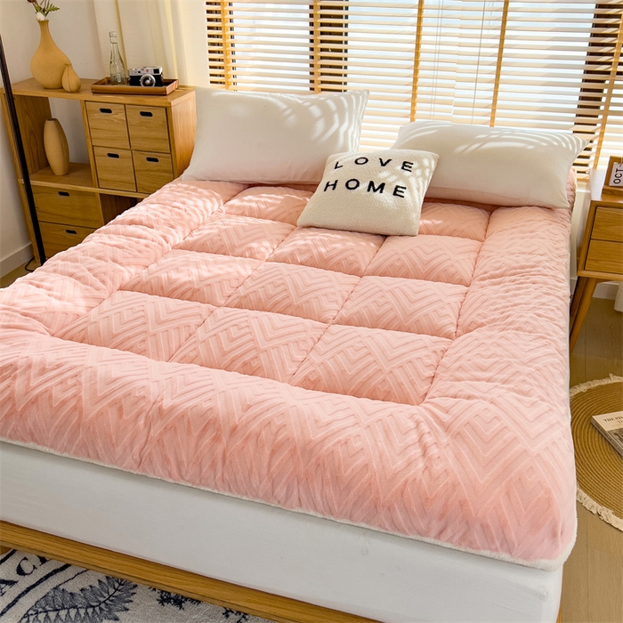 91家纺网 家纺一手货源 找家纺 蓝冰家纺 2025新款雕花牛奶绒羊羔绒床垫 粉桃桃