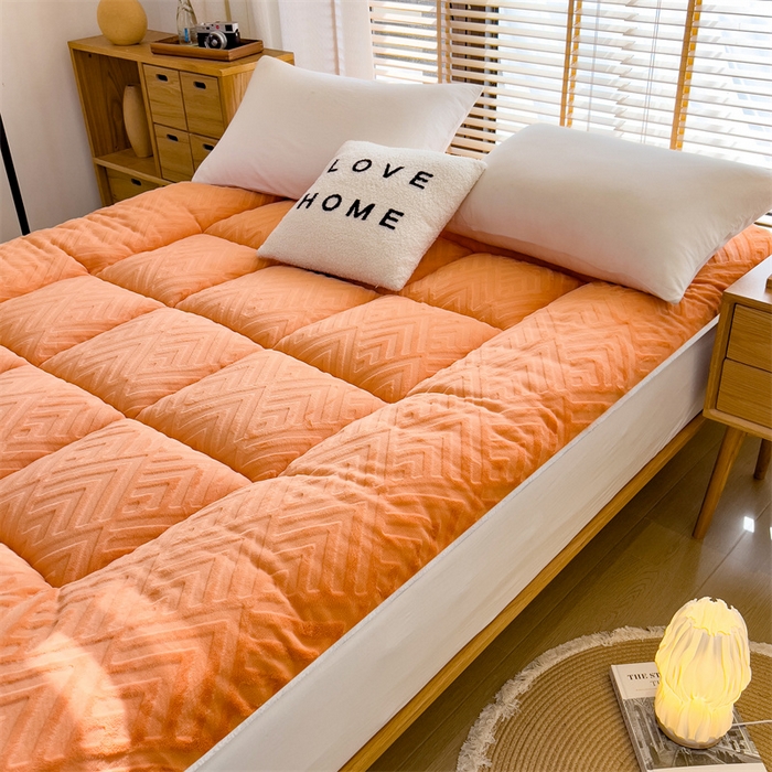 91家纺网 家纺一手货源 找家纺 蓝冰家纺 2025新款雕花牛奶绒羊羔绒床垫 落日橙