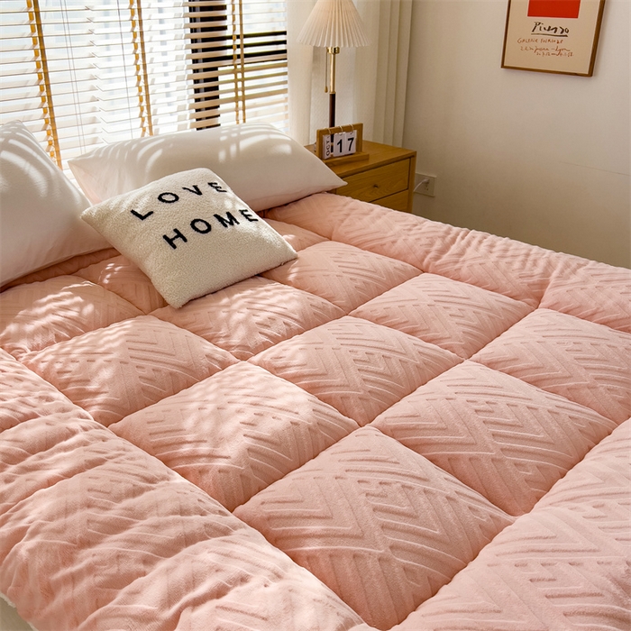 91家纺网 家纺一手货源 找家纺 蓝冰家纺 2025新款雕花牛奶绒羊羔绒床垫 粉桃桃