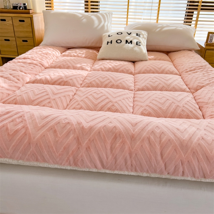 91家纺网 家纺一手货源 找家纺 蓝冰家纺 2025新款雕花牛奶绒羊羔绒床垫 粉桃桃