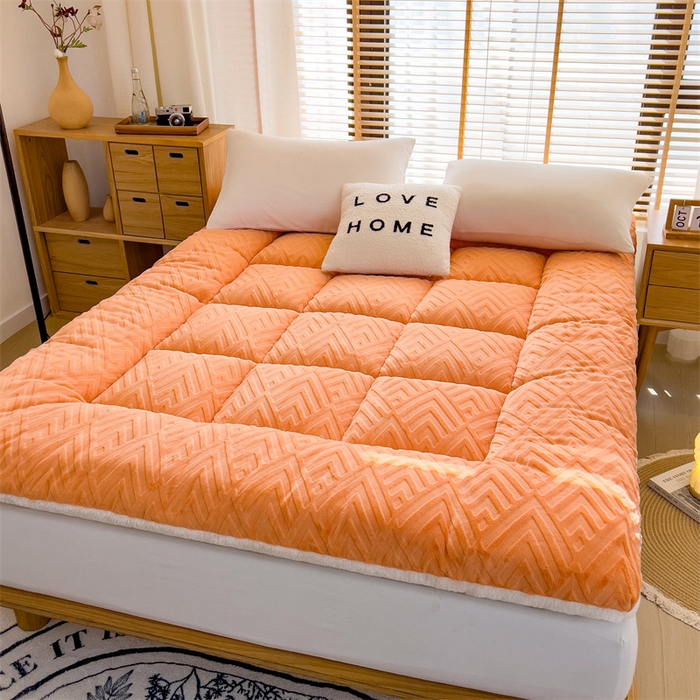 91家纺网 家纺一手货源 找家纺 蓝冰家纺 2025新款雕花牛奶绒羊羔绒床垫 落日橙