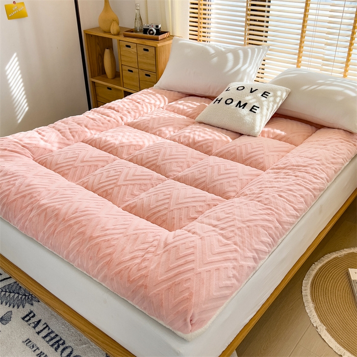 91家纺网 家纺一手货源 找家纺 蓝冰家纺 2025新款雕花牛奶绒羊羔绒床垫 粉桃桃