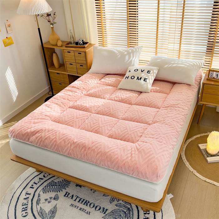 91家纺网 家纺一手货源 找家纺 蓝冰家纺 2025新款雕花牛奶绒羊羔绒床垫 粉桃桃