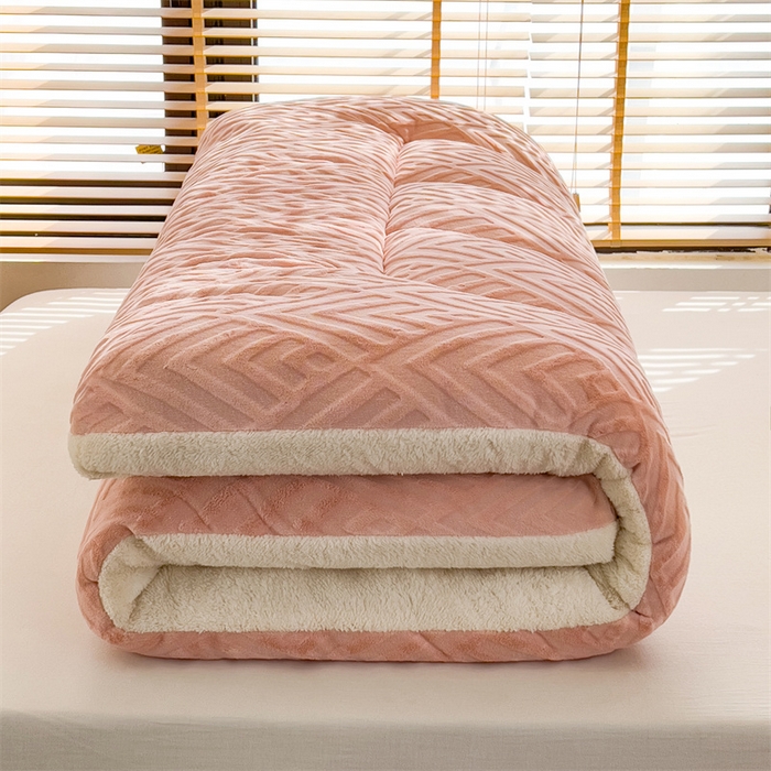 91家纺网 家纺一手货源 找家纺 蓝冰家纺 2025新款雕花牛奶绒羊羔绒床垫 粉桃桃