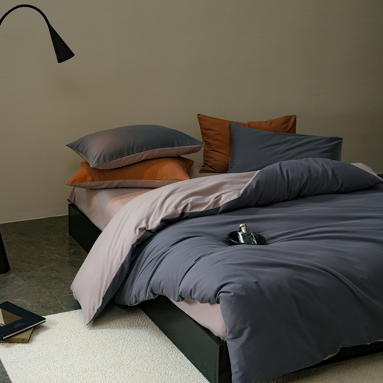 91家纺网 家纺一手货源 找家纺 禾时 2025新款A类全棉贡缎磨毛纯色四件套（礼盒包装）-风格1 钛苏