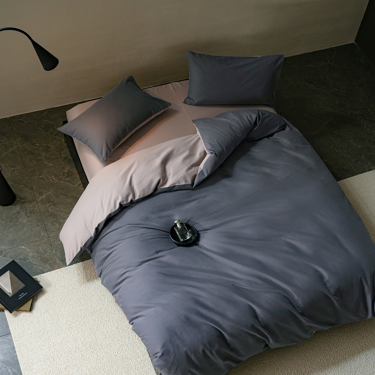 91家纺网 家纺一手货源 找家纺 禾时 2025新款A类全棉贡缎磨毛纯色四件套（礼盒包装）-风格1 钛苏