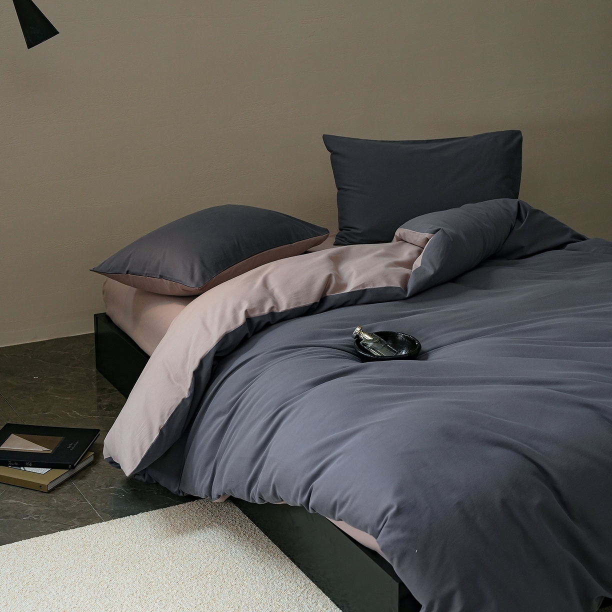 91家纺网 家纺一手货源 找家纺 禾时 2025新款A类全棉贡缎磨毛纯色四件套（礼盒包装）-风格1 钛苏