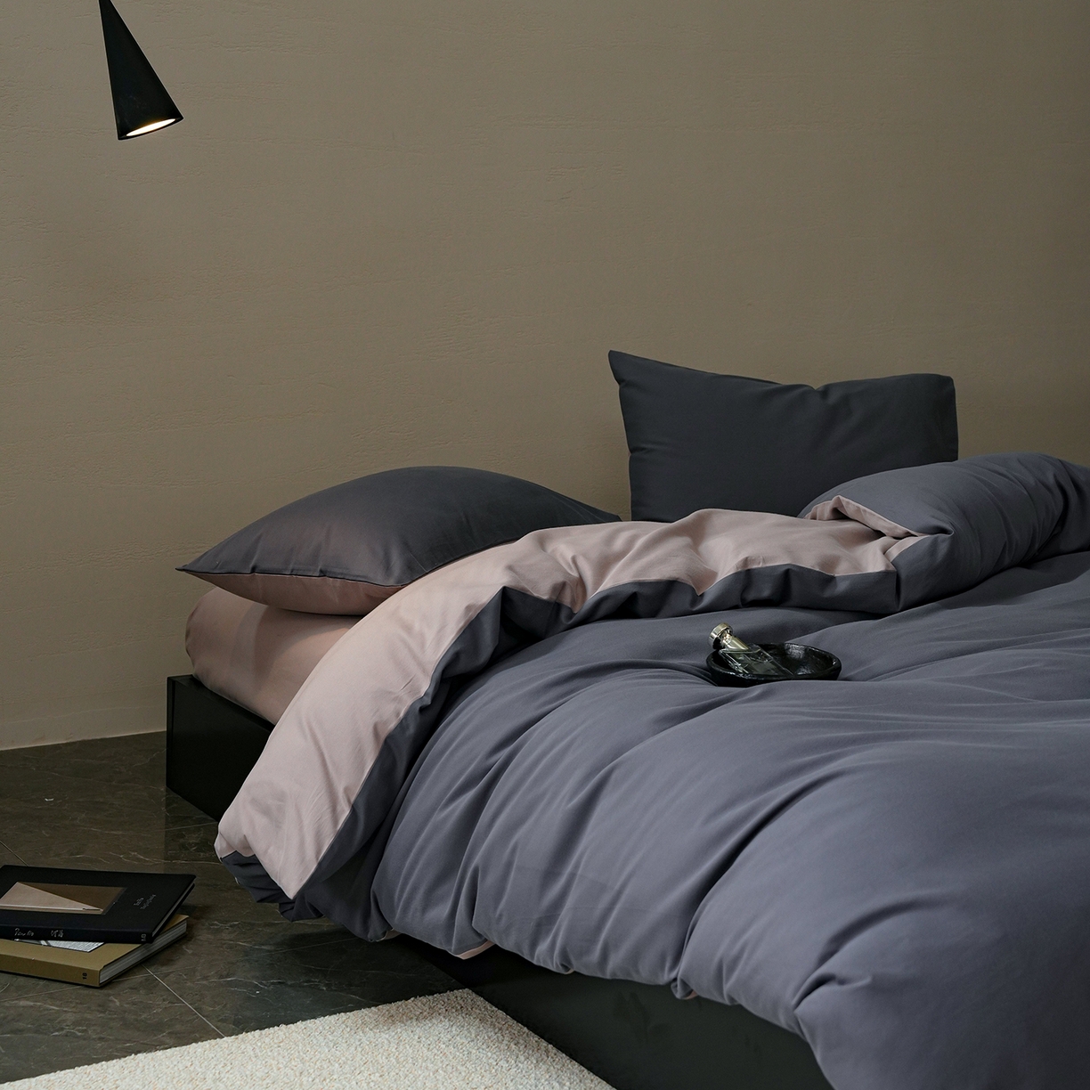 91家纺网 家纺一手货源 找家纺 禾时 2025新款A类全棉贡缎磨毛纯色四件套（礼盒包装）-风格1 钛苏