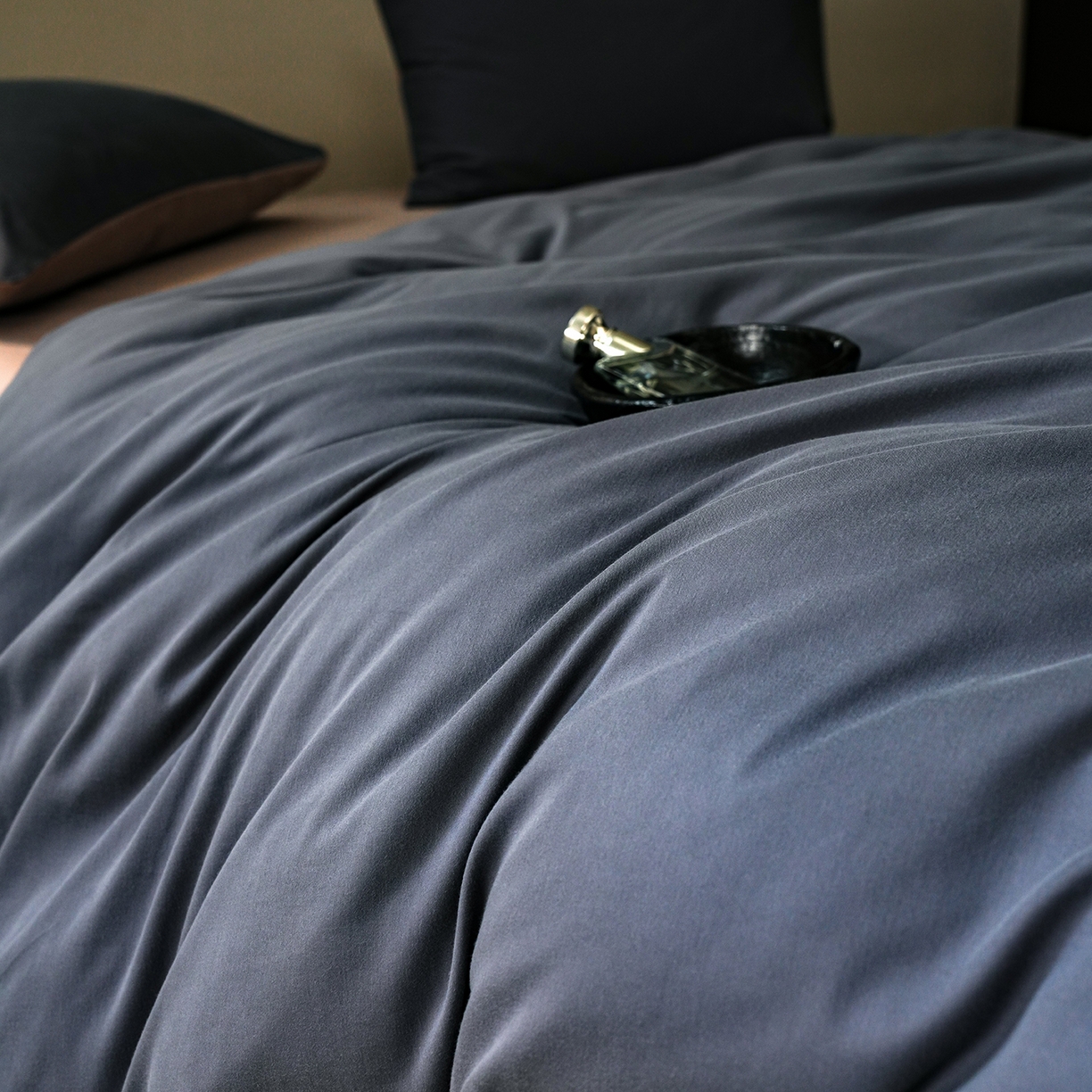 91家纺网 家纺一手货源 找家纺 禾时 2025新款A类全棉贡缎磨毛纯色四件套（礼盒包装）-风格1 钛苏