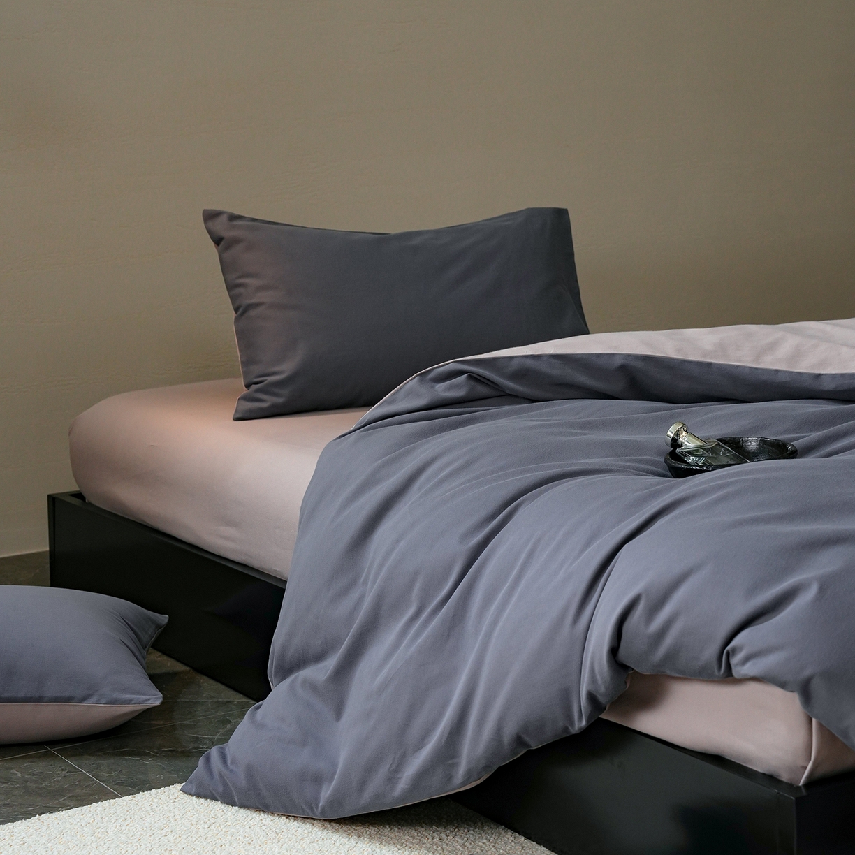 91家纺网 家纺一手货源 找家纺 禾时 2025新款A类全棉贡缎磨毛纯色四件套（礼盒包装）-风格1 钛苏