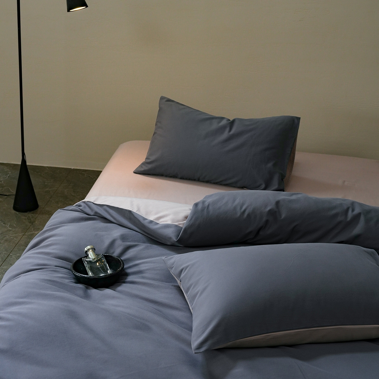 91家纺网 家纺一手货源 找家纺 禾时 2025新款A类全棉贡缎磨毛纯色四件套（礼盒包装）-风格1 钛苏