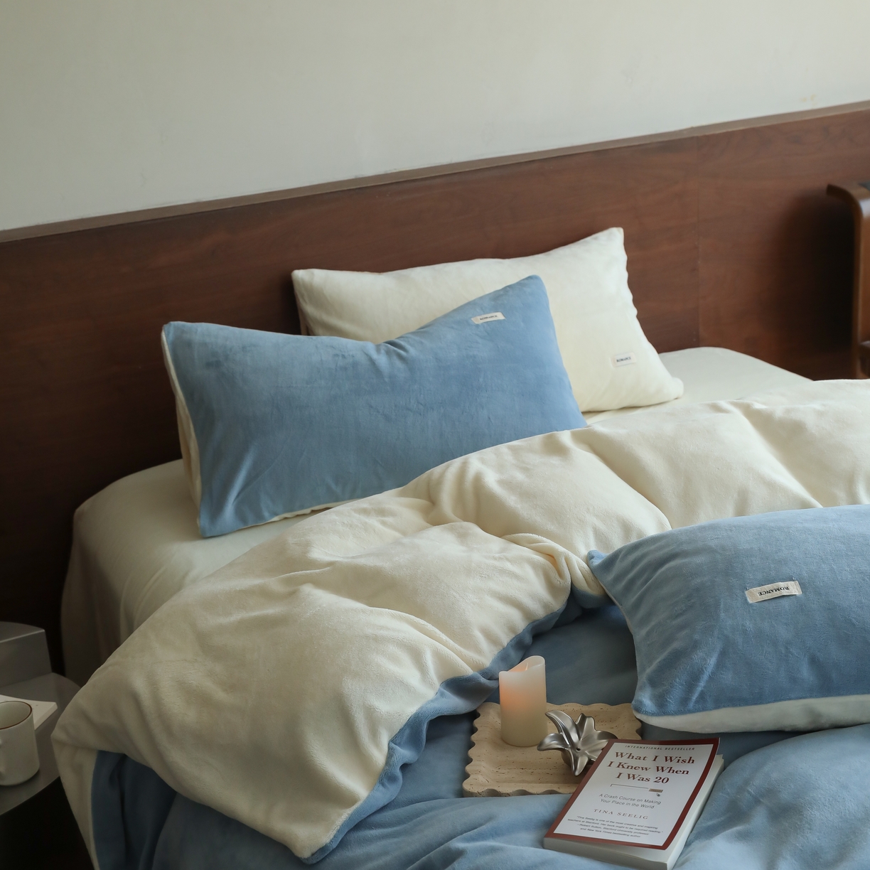 91家纺网 家纺一手货源 找家纺 时光里 2025新款230克纯色简约双拼牛奶绒四件套套件 复古蓝拼奶白