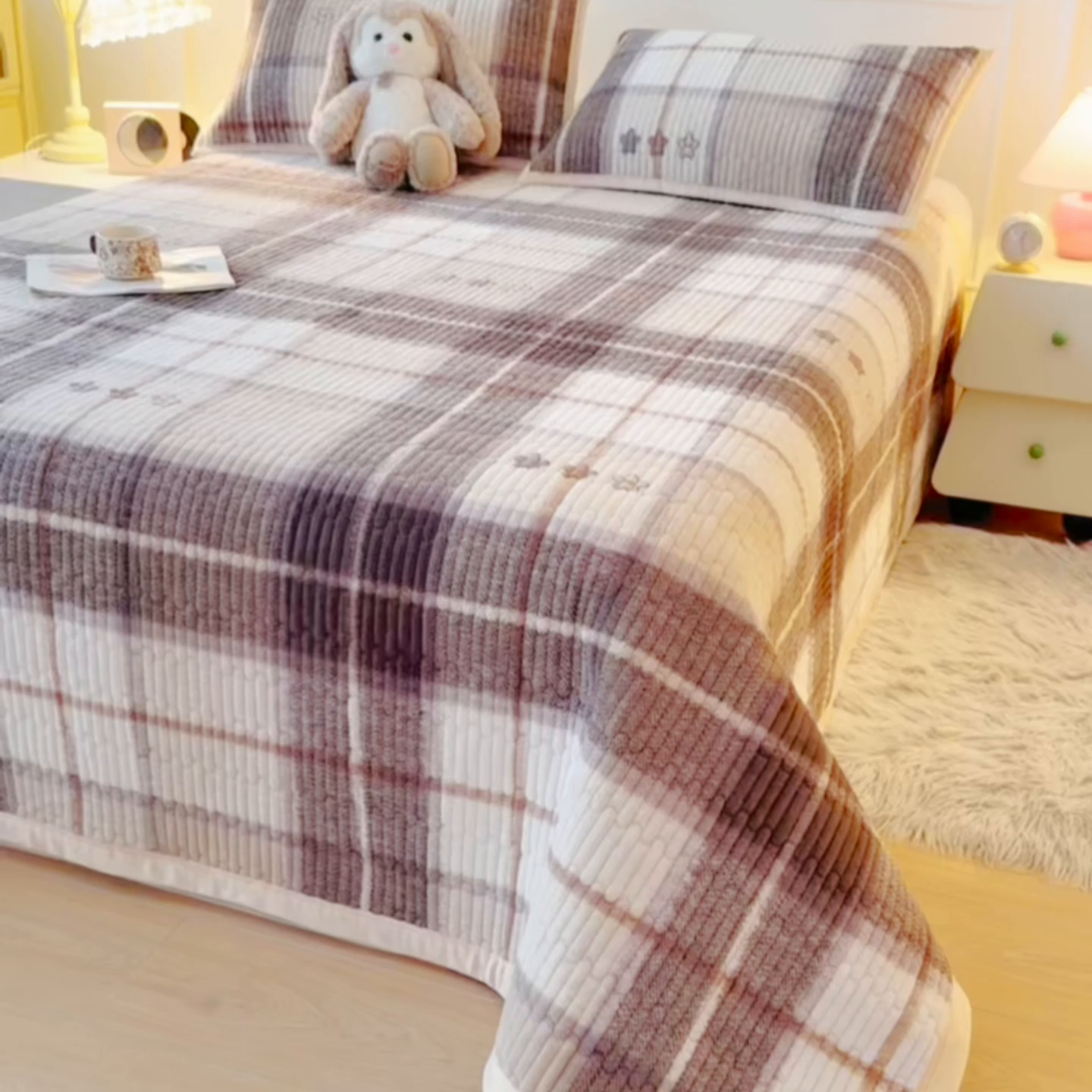 91家纺网 家纺一手货源 找家纺 （总）慕木家纺 2025新款高克重牛奶绒小清新印花卡通夹棉单床盖床盖单件（提供买家秀)