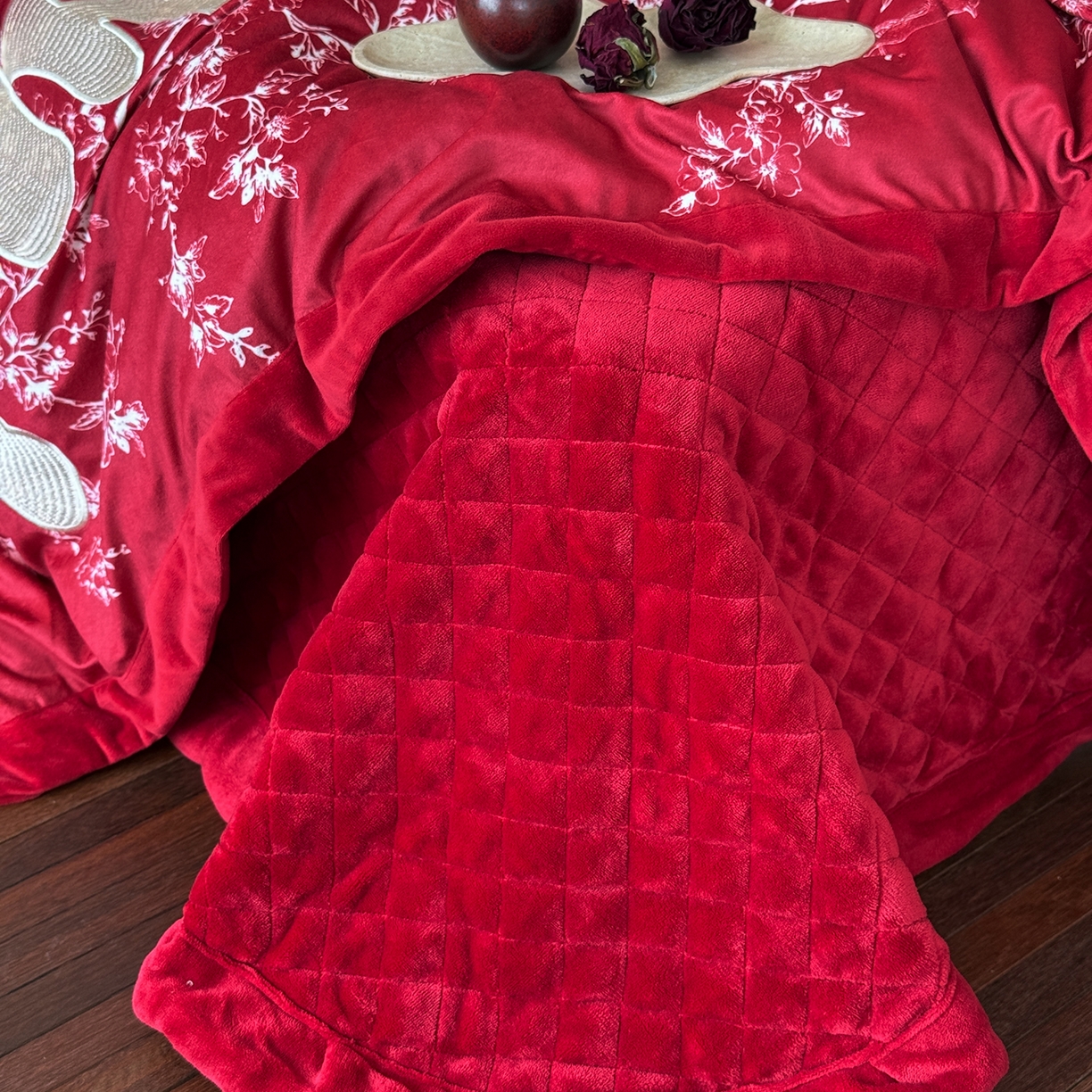 91家纺网 家纺一手货源 找家纺 江涞 2025新款高克重婴肤绒数码印花高端刺绣四件套-合欢 合欢-红