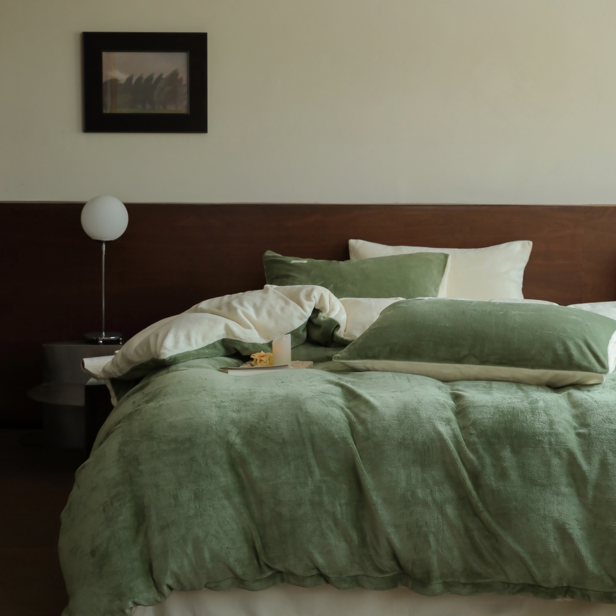 91家纺网 家纺一手货源 找家纺 时光里 2025新款230克纯色简约双拼牛奶绒四件套套件 橄榄绿拼奶白