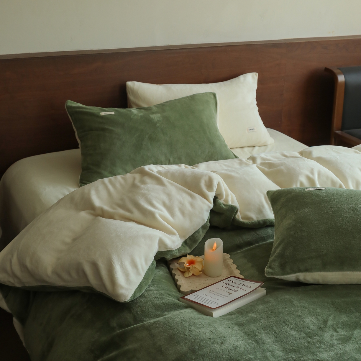 91家纺网 家纺一手货源 找家纺 时光里 2025新款230克纯色简约双拼牛奶绒四件套套件 橄榄绿拼奶白