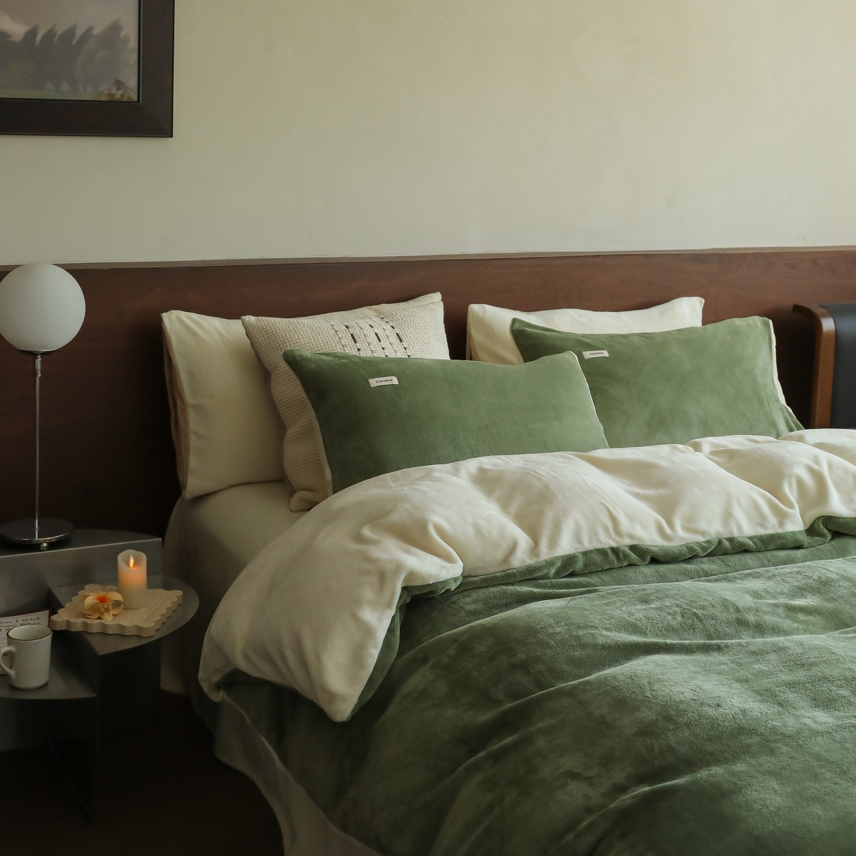 91家纺网 家纺一手货源 找家纺 时光里 2025新款230克纯色简约双拼牛奶绒四件套套件 橄榄绿拼奶白