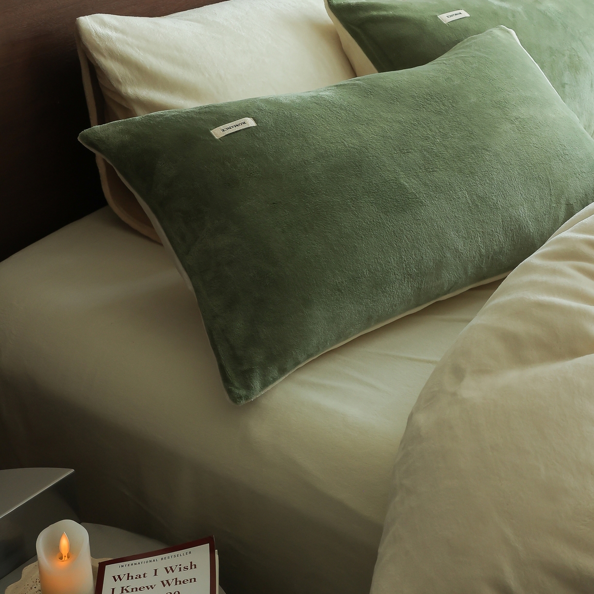 91家纺网 家纺一手货源 找家纺 时光里 2025新款230克纯色简约双拼牛奶绒四件套套件 橄榄绿拼奶白