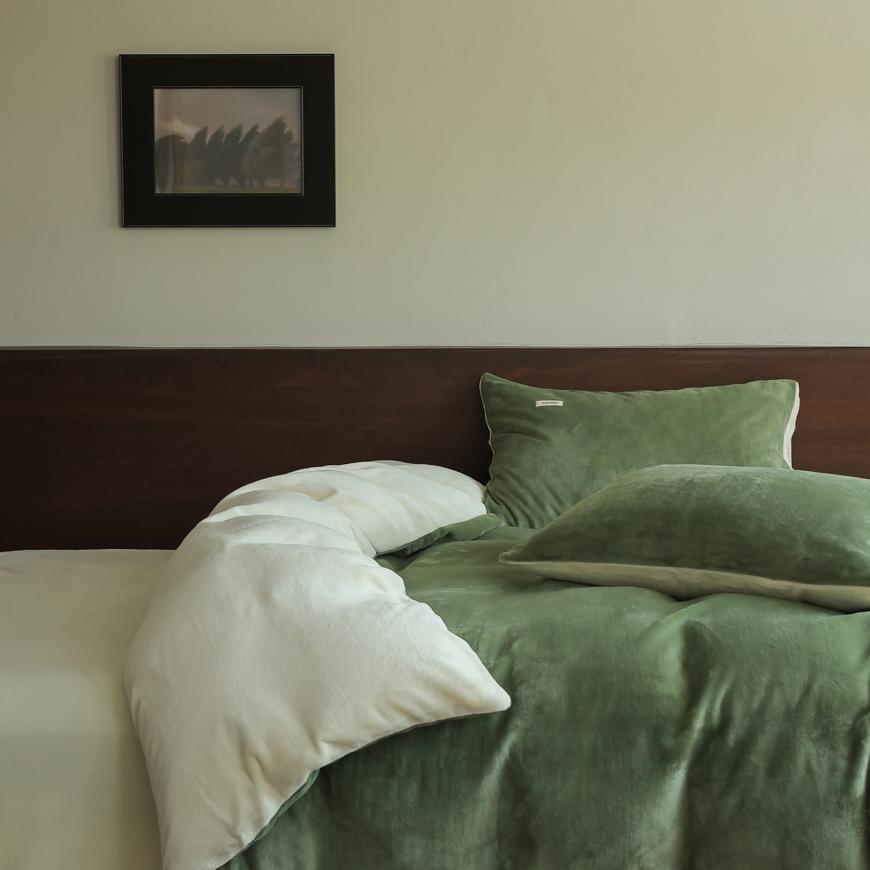 91家纺网 家纺一手货源 找家纺 时光里 2025新款230克纯色简约双拼牛奶绒四件套套件 橄榄绿拼奶白