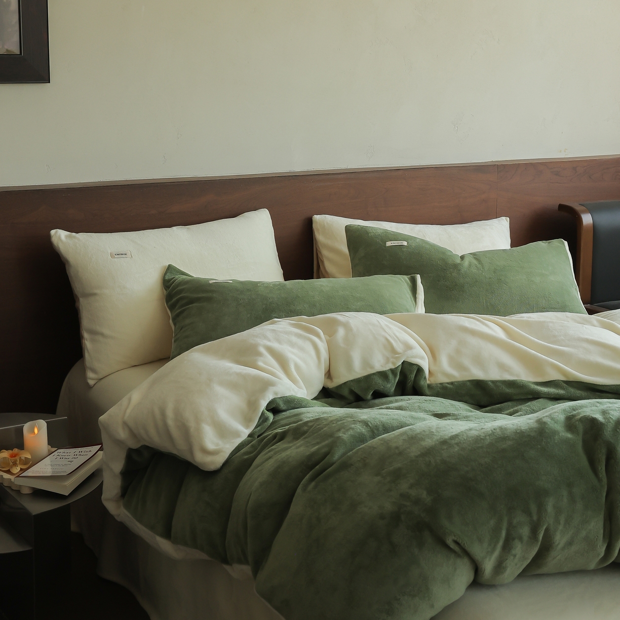 91家纺网 家纺一手货源 找家纺 时光里 2025新款230克纯色简约双拼牛奶绒四件套套件 橄榄绿拼奶白