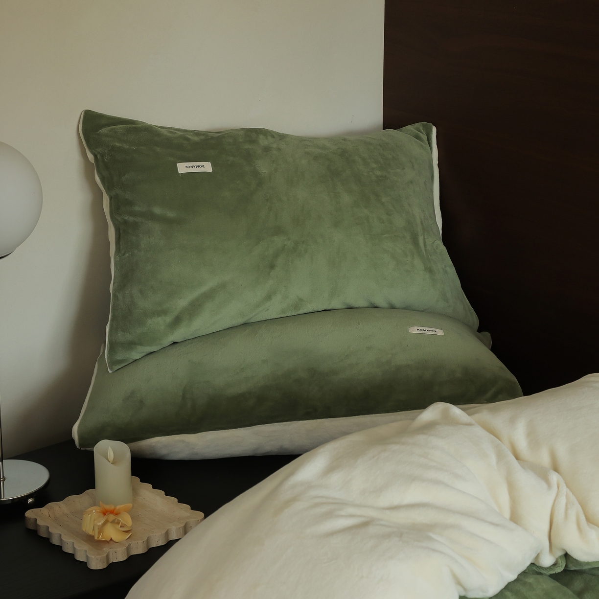 91家纺网 家纺一手货源 找家纺 时光里 2025新款230克纯色简约双拼牛奶绒四件套套件 橄榄绿拼奶白