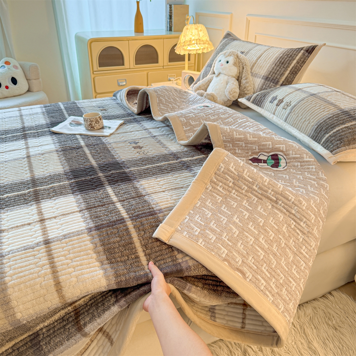 91家纺网 家纺一手货源 找家纺 （总）慕木家纺 2025新款高克重牛奶绒小清新印花卡通夹棉单床盖床盖单件（提供买家秀)