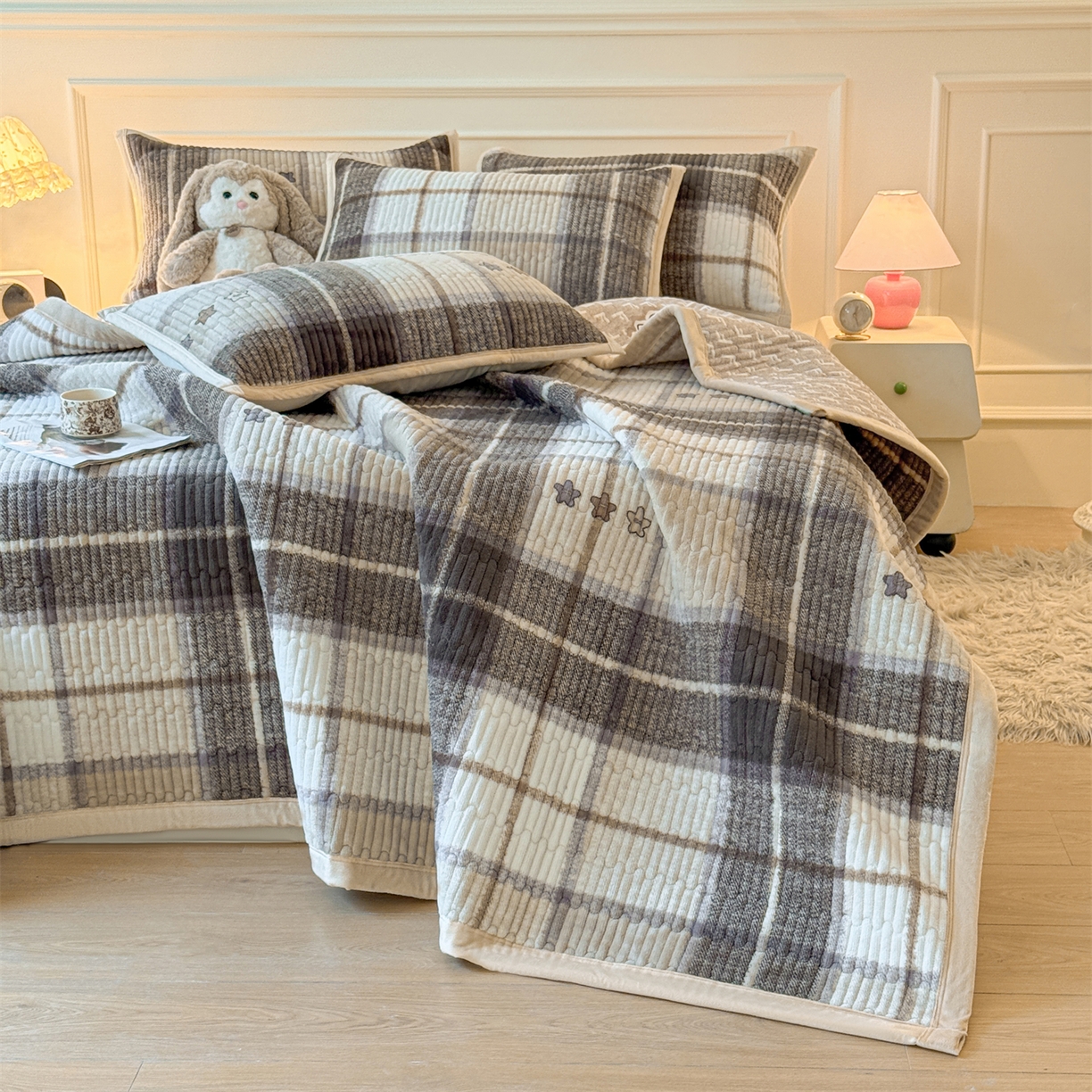 91家纺网 家纺一手货源 找家纺 （总）慕木家纺 2025新款高克重牛奶绒小清新印花卡通夹棉单床盖床盖单件（提供买家秀)