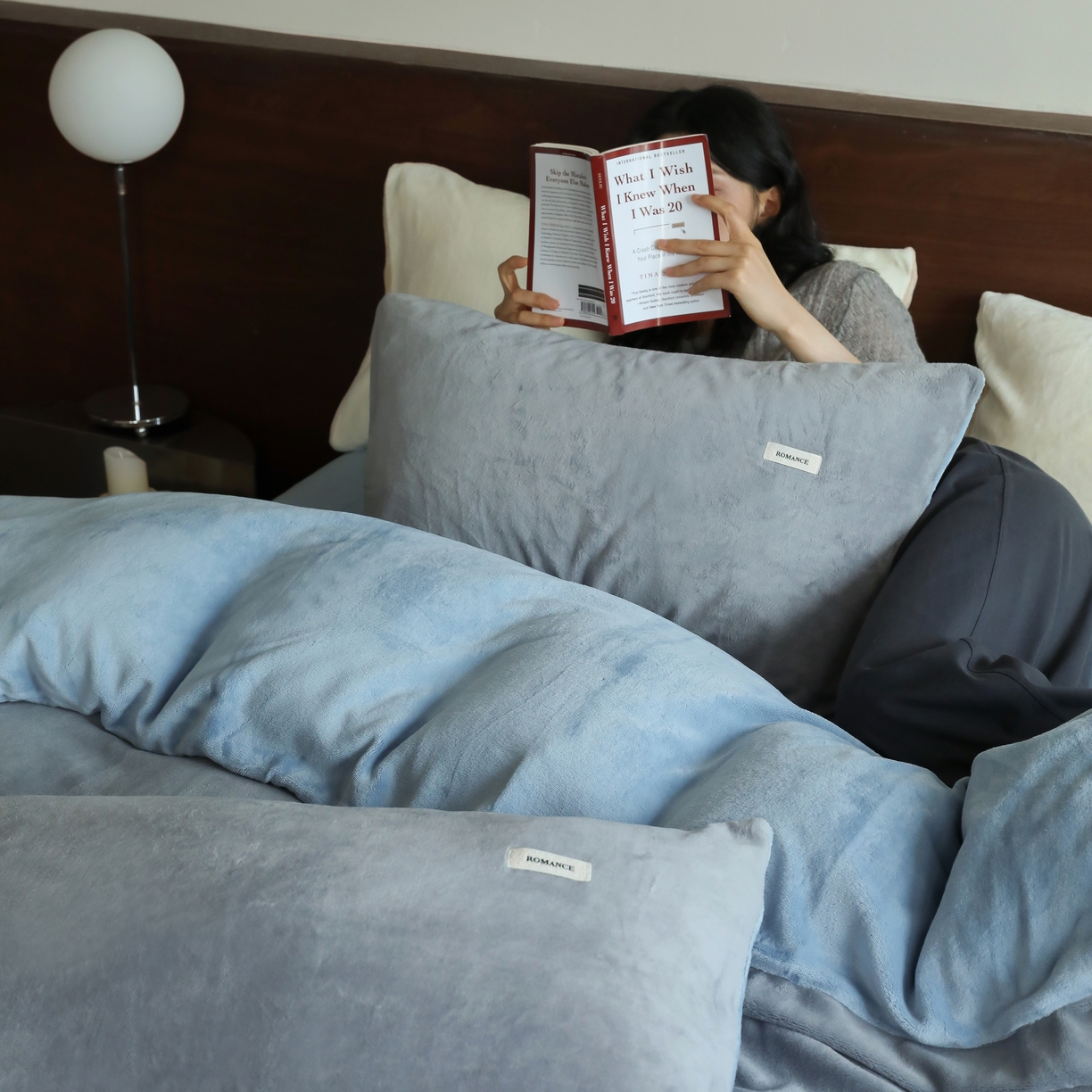 91家纺网 家纺一手货源 找家纺 时光里 2025新款230克纯色简约双拼牛奶绒四件套套件 古典灰拼复古蓝