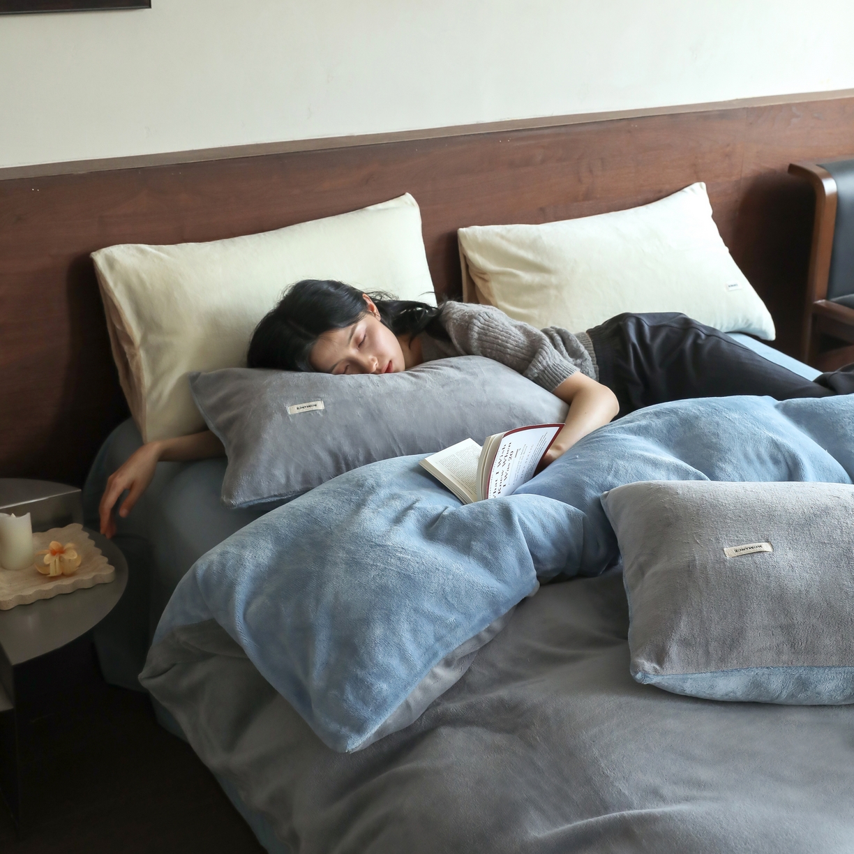 91家纺网 家纺一手货源 找家纺 时光里 2025新款230克纯色简约双拼牛奶绒四件套套件 古典灰拼复古蓝