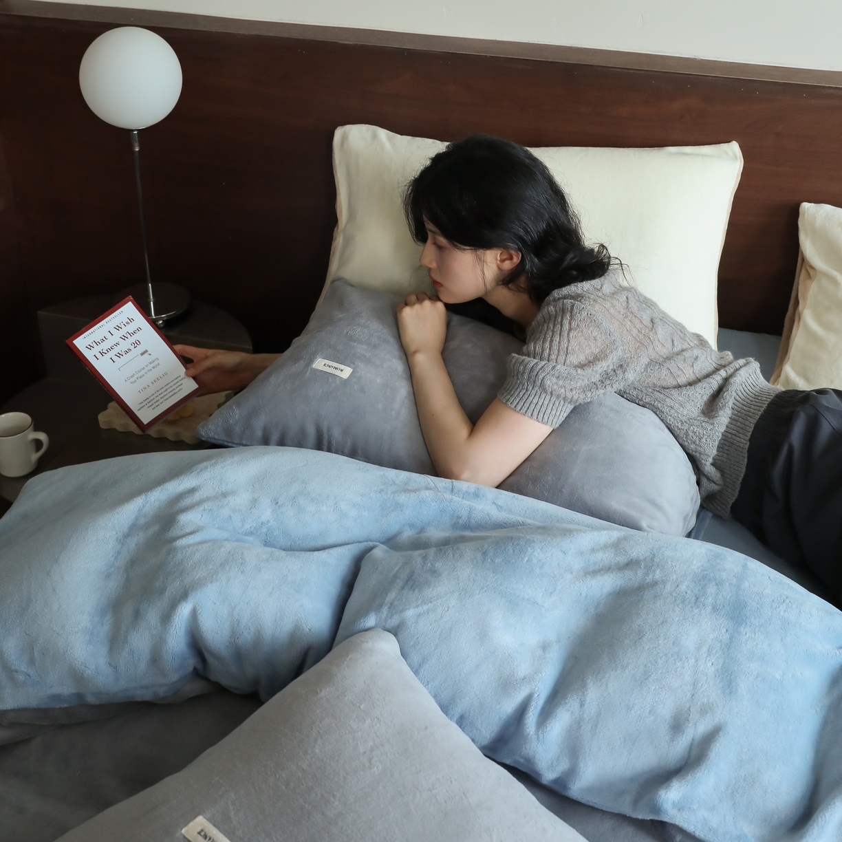 91家纺网 家纺一手货源 找家纺 时光里 2025新款230克纯色简约双拼牛奶绒四件套套件 古典灰拼复古蓝