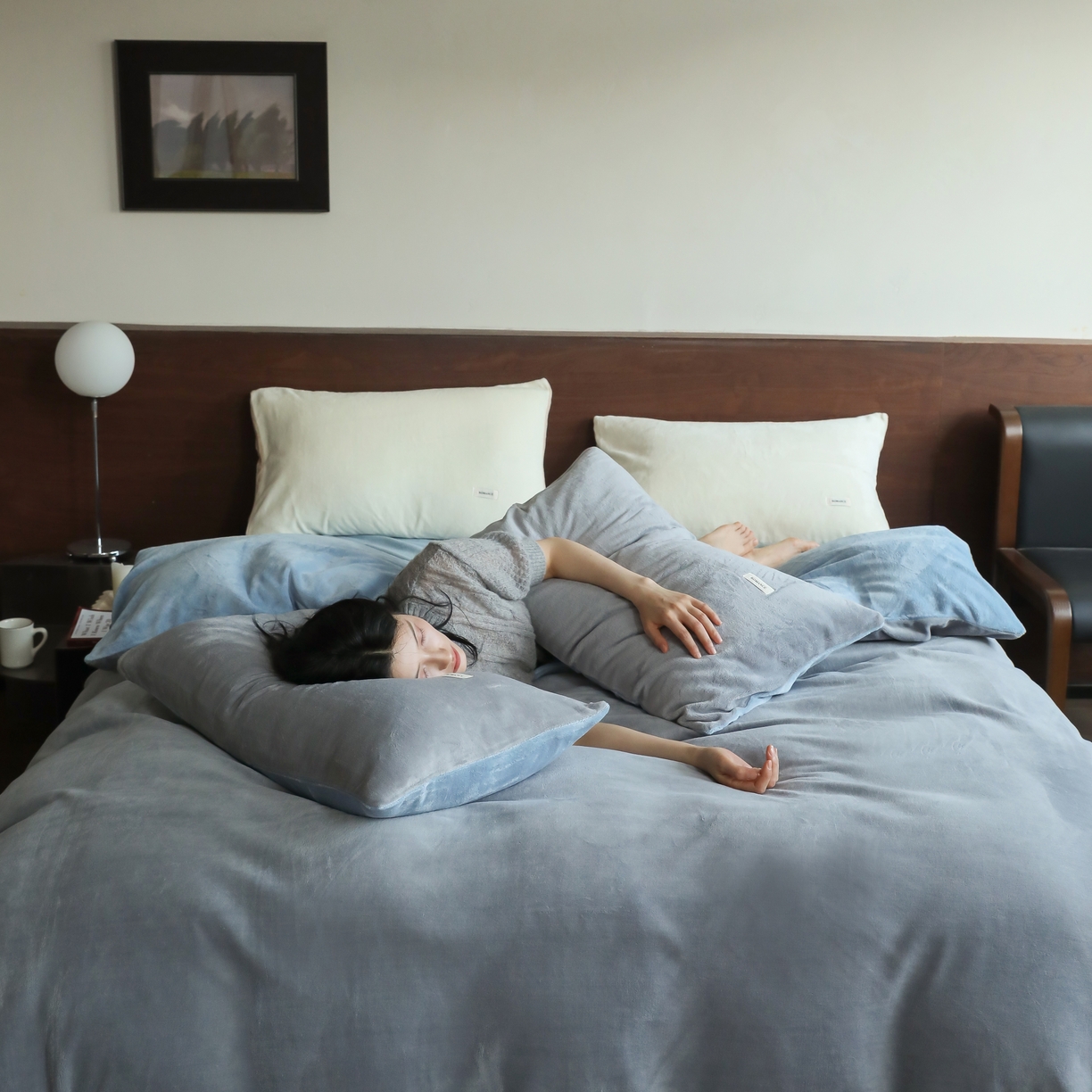 91家纺网 家纺一手货源 找家纺 时光里 2025新款230克纯色简约双拼牛奶绒四件套套件 古典灰拼复古蓝