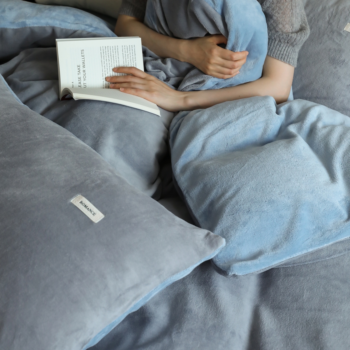 91家纺网 家纺一手货源 找家纺 时光里 2025新款230克纯色简约双拼牛奶绒四件套套件 古典灰拼复古蓝