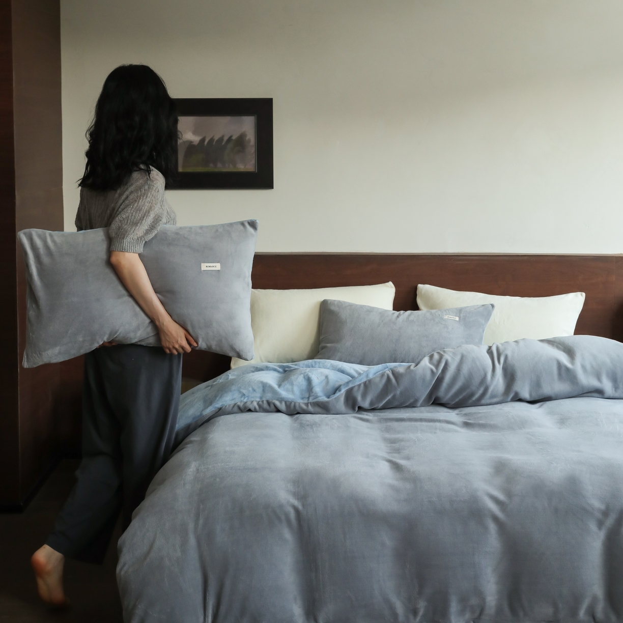 91家纺网 家纺一手货源 找家纺 时光里 2025新款230克纯色简约双拼牛奶绒四件套套件 古典灰拼复古蓝