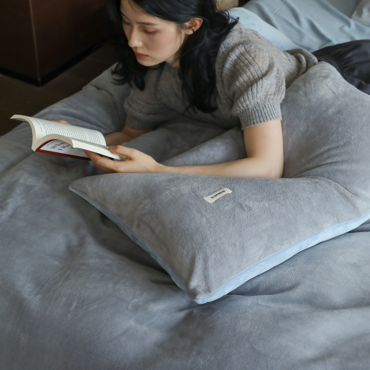 91家纺网 家纺一手货源 找家纺 时光里 2025新款230克纯色简约双拼牛奶绒四件套套件 古典灰拼复古蓝