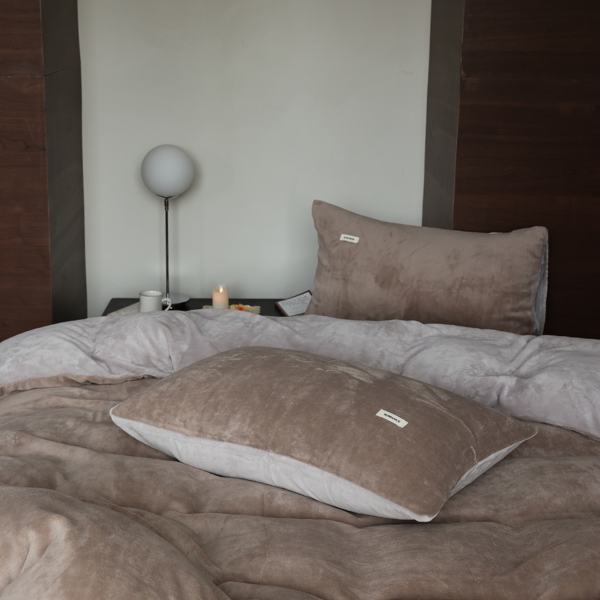 91家纺网 家纺一手货源 找家纺 时光里 2025新款230克纯色简约双拼牛奶绒四件套套件 米咖拼星际灰