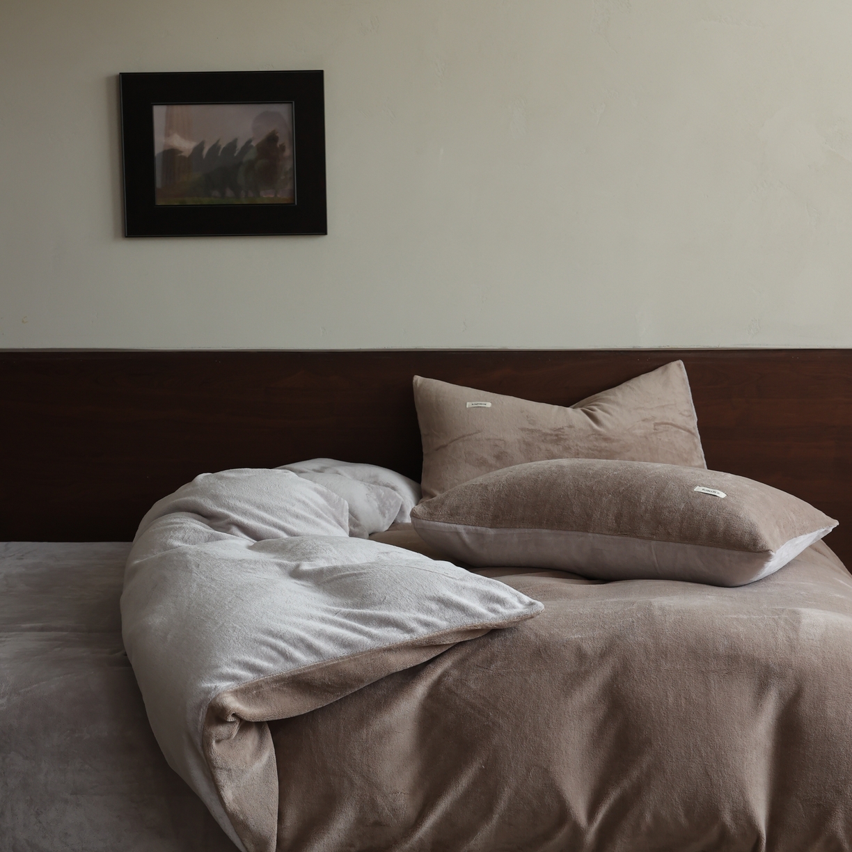 91家纺网 家纺一手货源 找家纺 时光里 2025新款230克纯色简约双拼牛奶绒四件套套件 米咖拼星际灰