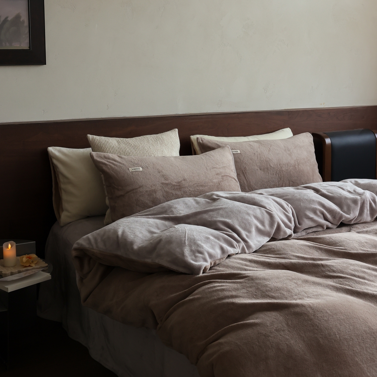 91家纺网 家纺一手货源 找家纺 时光里 2025新款230克纯色简约双拼牛奶绒四件套套件 米咖拼星际灰