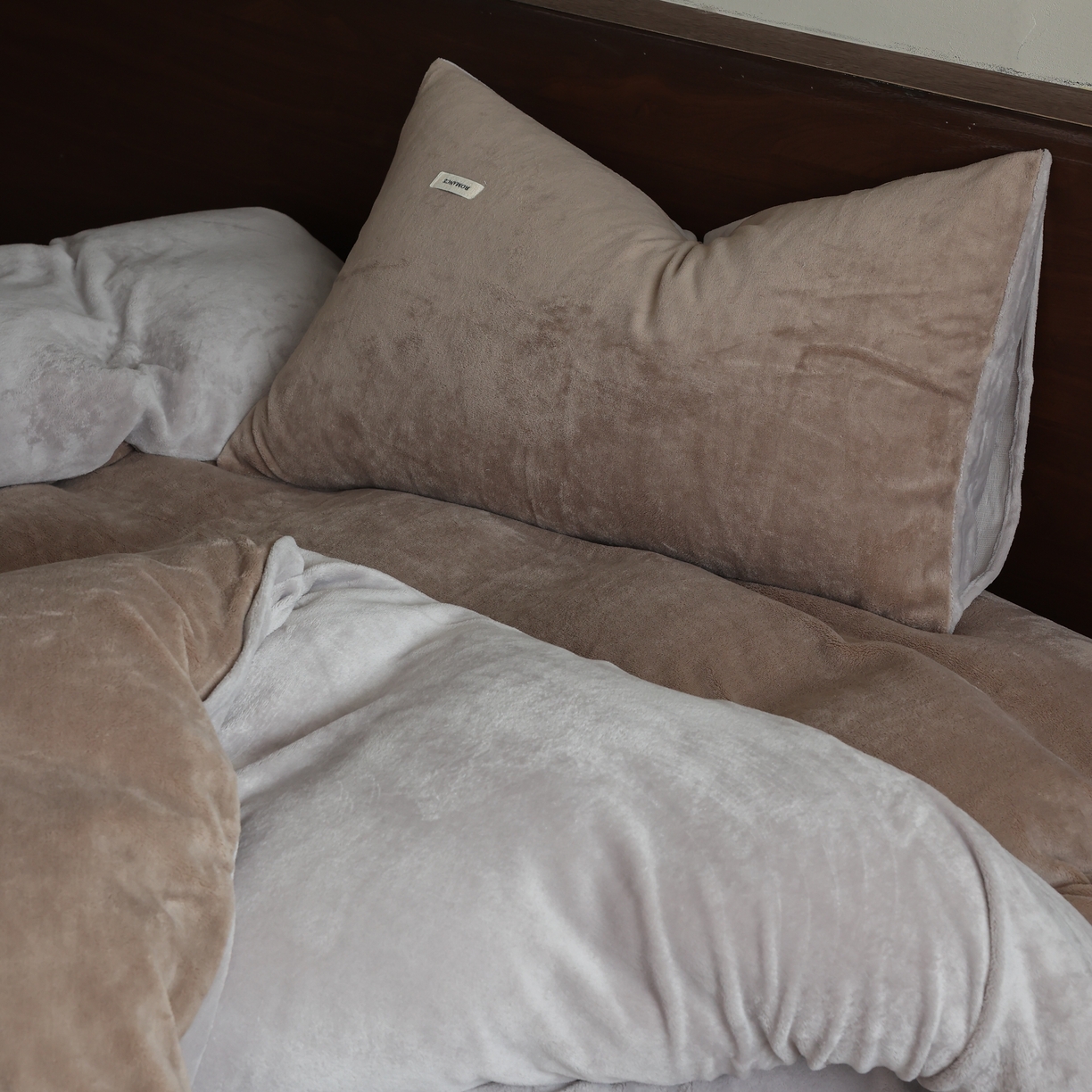 91家纺网 家纺一手货源 找家纺 时光里 2025新款230克纯色简约双拼牛奶绒四件套套件 米咖拼星际灰