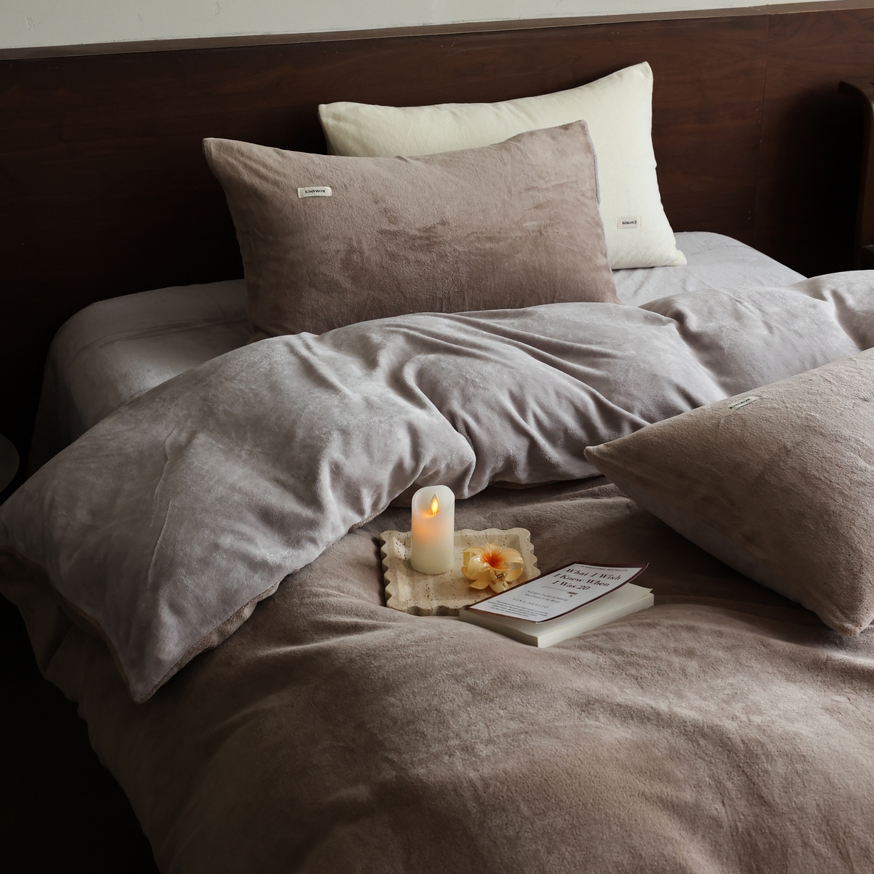 91家纺网 家纺一手货源 找家纺 时光里 2025新款230克纯色简约双拼牛奶绒四件套套件 米咖拼星际灰