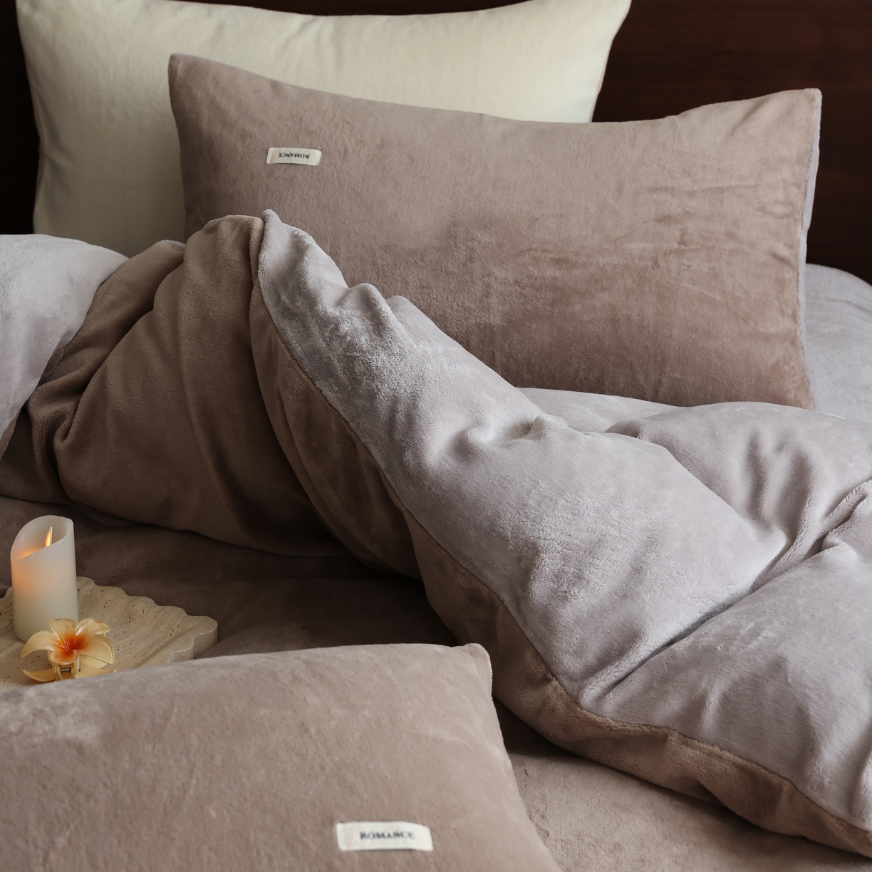 91家纺网 家纺一手货源 找家纺 时光里 2025新款230克纯色简约双拼牛奶绒四件套套件 米咖拼星际灰