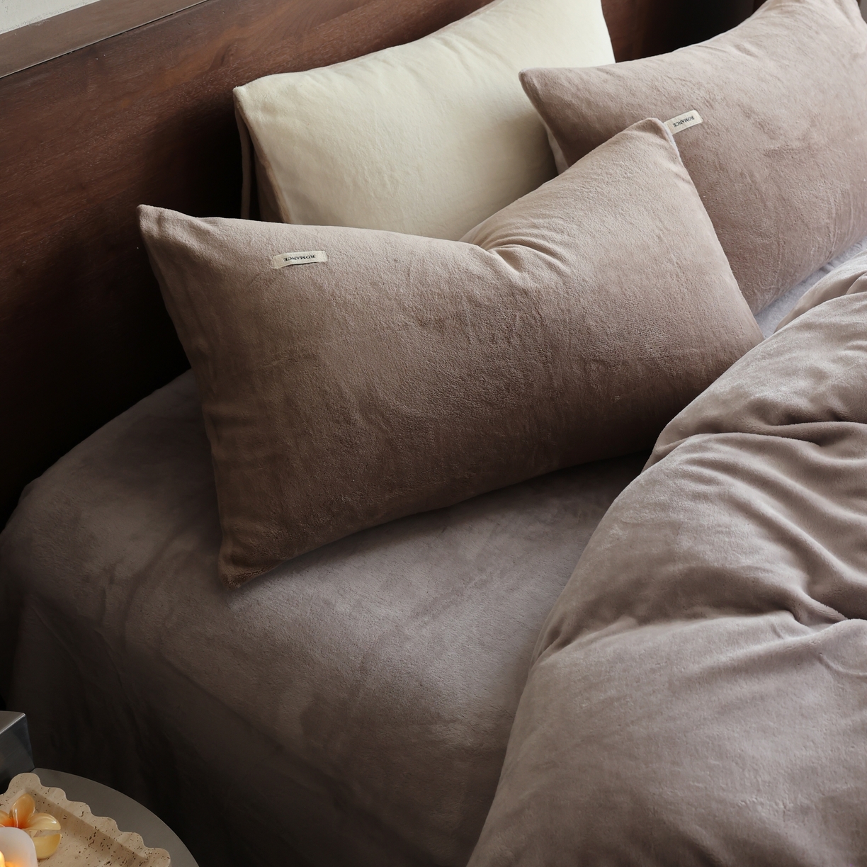 91家纺网 家纺一手货源 找家纺 时光里 2025新款230克纯色简约双拼牛奶绒四件套套件 米咖拼星际灰