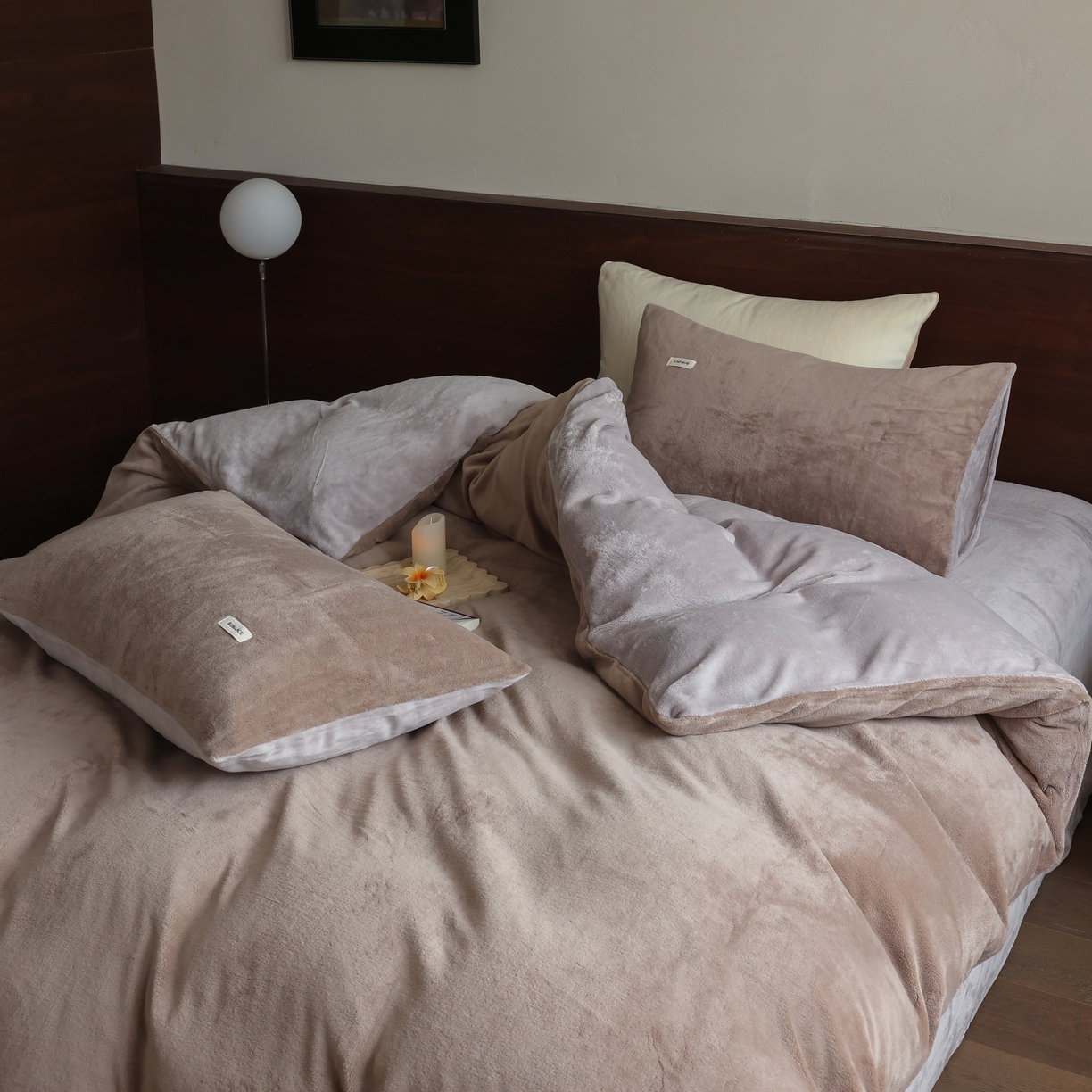 91家纺网 家纺一手货源 找家纺 时光里 2025新款230克纯色简约双拼牛奶绒四件套套件 米咖拼星际灰